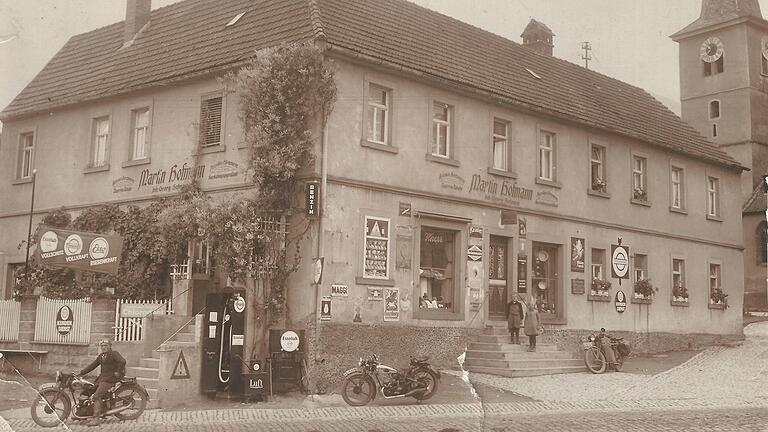 Die historische Aufnahme (Fotograf unbekannt) zeigt den Kaufladen in der Mitte Eichfelds in früheren Jahren. Das Foto hat Martin Hofmann der Redaktion zur Verfügung gestellt. Die historische Aufnahme (Fotograf unbekannt) zeigt den Kaufladen in der Mitte Eichfelds in früheren Jahren. Das Foto hat Martin Hofmann der Redaktion zur Verfügung gestellt.