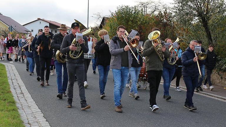Der Modloser Festzug auf dem Weg zum Kirmesstrauß. - Der Modloser Festzug auf dem Weg zum Kirmesstrauß. Der Modloser Festzug auf dem Weg zum Kirmesstrauß. - Der Modloser Festzug auf dem Weg zum Kirmesstrauß.