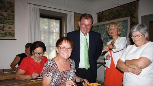 Bezirkstagspräsident Erwin Dotzel gemeinsam mit einigen Bezirksrätinnen im Schulmuseum. Fotos: Ralf Ruppert       -  Bezirkstagspräsident Erwin Dotzel gemeinsam mit einigen Bezirksrätinnen im Schulmuseum. Fotos: Ralf Ruppert