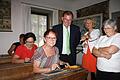 Bezirkstagspräsident Erwin Dotzel gemeinsam mit einigen Bezirksrätinnen im Schulmuseum. Fotos: Ralf Ruppert       -  Bezirkstagspräsident Erwin Dotzel gemeinsam mit einigen Bezirksrätinnen im Schulmuseum. Fotos: Ralf Ruppert