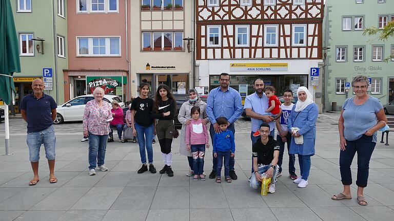 Auf dem Mellrichstädter Marktplatz haben sich am Donnerstagabend zwei syrische Familien der ersten Stunde eingefunden. Ab 3. von links die Familie von Abdulraman Karim mit den Töchtern Sara, Nour, Aishe, Sohn Mohamed und Ehefrau Baraa, Tochter Hala fehlt. Daneben Maamoun Al Mahamid mit Tochter Maria, Sohn Abdulrahman, Sohn Mohamed und Ehefrau Nesrin. Ganz links Dolmetscher Mustapha Honneineh, Marianne Fritz und ganz rechts Christa Hein.