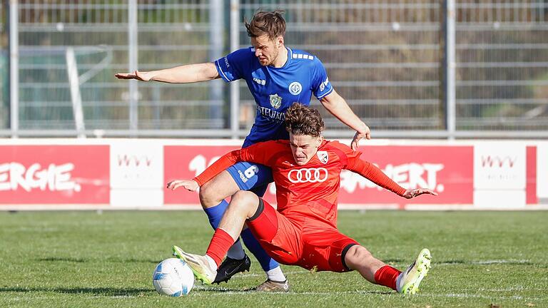 Moritz Lotzen (hinten) vom FV 04 Würzburg im Zweikampf mit Valentin Hoti vom FC Ingolstadt 04 II. Trotz einer an sich guten Leistung und mehrerer aussichtsreicher Chancen, gelingt es dem FV nicht, das Bayernliga-Heimspiel gegen die Drittliga-Reserve zu gewinnen.