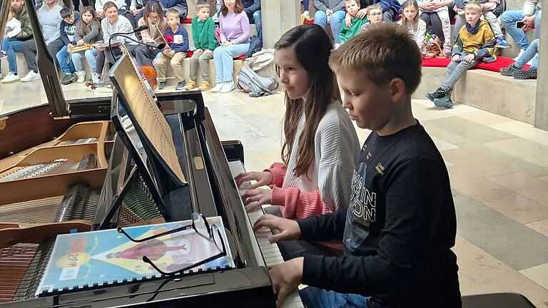 Antonia und Linus spielten am Klavier bei 'Knolle Murphy'  das Stück 'Rondino'.