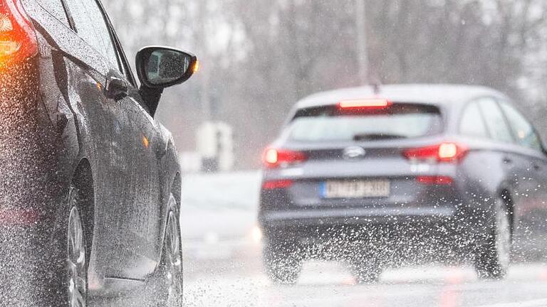 Jetzt bloß Abstand halten: Eine nasse Fahrbahn kann den Bremsweg deutlich verlängern.jpeg       -  Jetzt bloß Abstand halten: Die Beschaffenheit der Fahrbahn kann den Bremsweg verlängern.