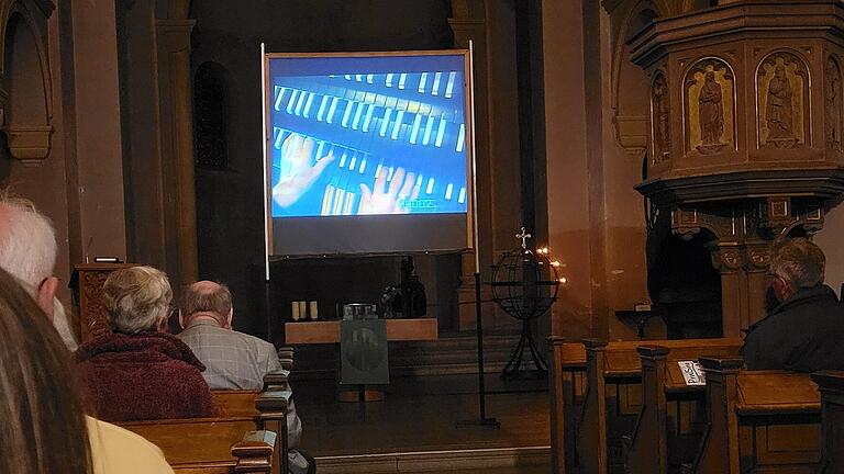 Orgelkonzert Erlöserkirche       -  Das Orgelspiel des Konzerts „Die großen Brocken“ in der Erlöserkirche wurde mittels Kamera sichtbar.
