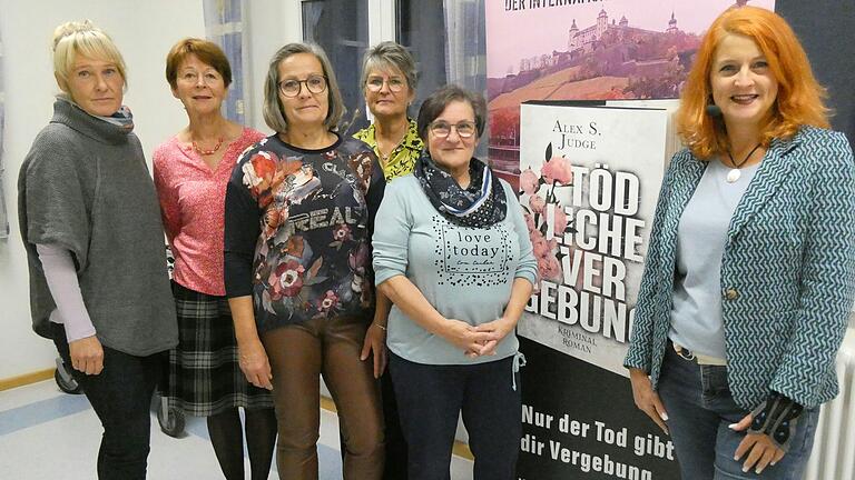 Das Team der Katholischen öffentlichen Büchereiarbeit Unterspiesheim Susanne Seufert, Heidi Kiesel, Maria Karch, Marion Köberlein, Rita Burger (von links) zusammen mit der Erfolgsautorin Alex S. Judge.