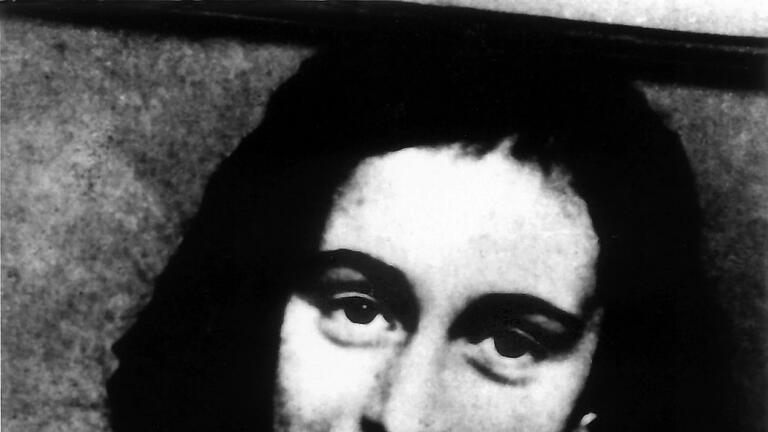 Anne Frank       -  Das jüdische Mädchen Anne Frank wurde durch ihre Tagebuchaufzeichnungen bekannt, die sie im Versteck ihrer Familie vor den Nazis schrieb. Sie starb später im KZ Bergen-Belsen.