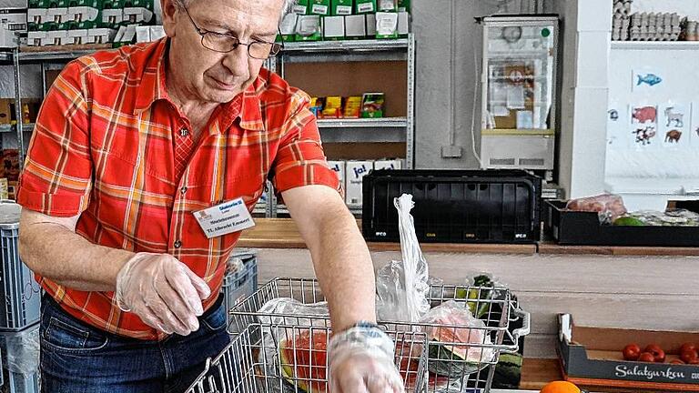 Sorgfältige Auslese: Teamleiter Albrecht Emmert trennt die guten von den schlechten Äpfeln.