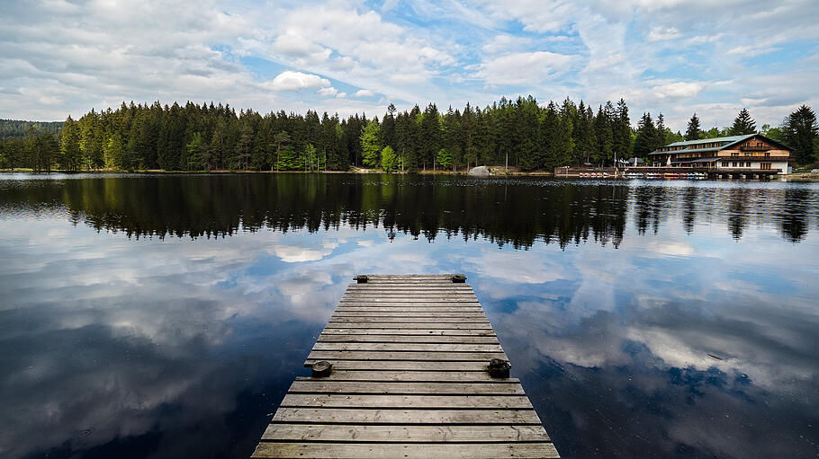 Oberfranken       -  Der Fichtelsee in Oberfranken ist ein beliebtes Reiseziel.