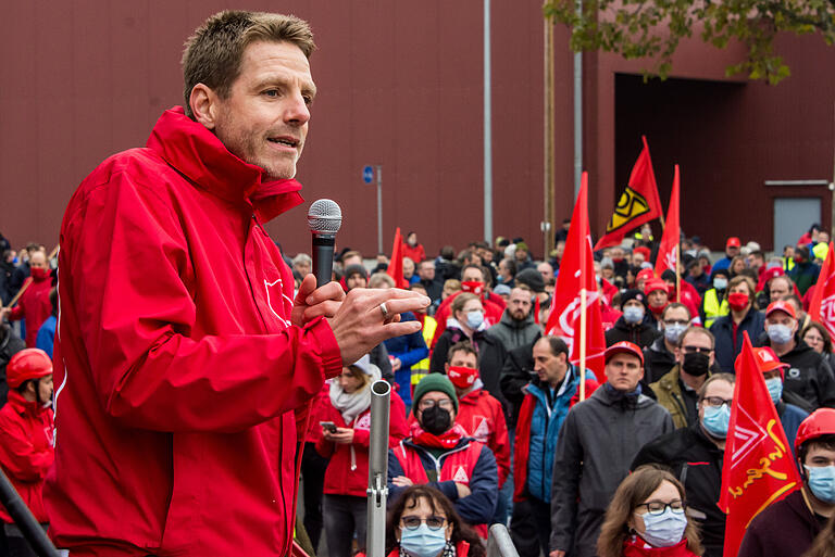 Feste Jobs in der Stammbelegschaft, statt Befristung und Leiharbeit, das forderte Thomas Höhn, Erster Bevollmächtigter der IG Metall in Schweinfurt. Feste Jobs in der Stammbelegschaft, statt Befristung und Leiharbeit, das forderte Thomas Höhn, Erster Bevollmächtigter der IG Metall in Schweinfurt.