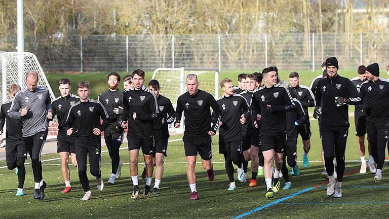 Lange nicht mit so vielen Spielern auf dem Platz: der FC 05 Schweinfurt beim Trainingsauftakt für die Restrunde 2023.