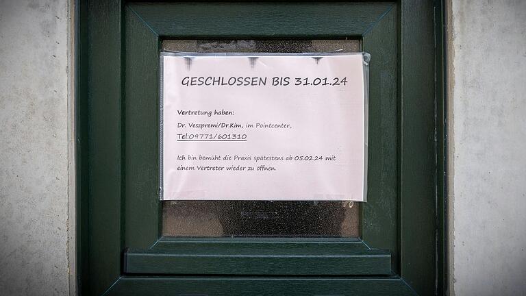 Ein Schild an einem der Fenster informiert über die Schließung der Praxis bis 31. Januar 2024. Ab Montag, 5. Februar, öffnet sie wieder. Ein Schild an einem der Fenster informiert über die Schließung der Praxis bis 31. Januar 2024. Ab Montag, 5. Februar, öffnet sie wieder.