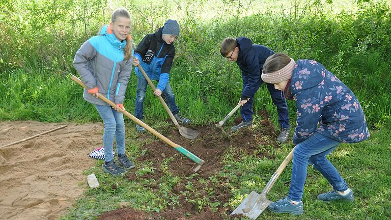 In Königshofen waren am Kräuterbeet Lara Müller und Leonie Rückert im Einsatz. In Königshofen waren am Kräuterbeet Lara Müller und Leonie Rückert im Einsatz.
