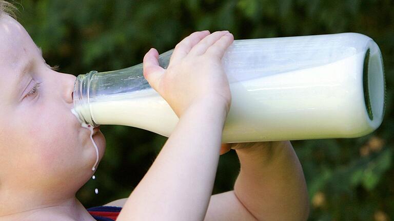 Junge trinkt Milch       -  Hipp hatte für seine Kindermilch mit der Aussage &bdquo;Darum benötigt Ihr Kind 7x mehr Vitamin D als ein Erwachsener&rdquo; geworben. (Symbolbild)
