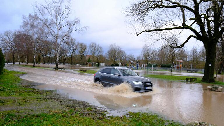 Ein Hochwasser ist in Saal wie hier vom Januar 2024 keine Seltenheit. Die Grabfeld-Allianz befasste sich bei der jüngsten Lenkungsgruppensitzung mit dem Thema Wasserrückhalt.