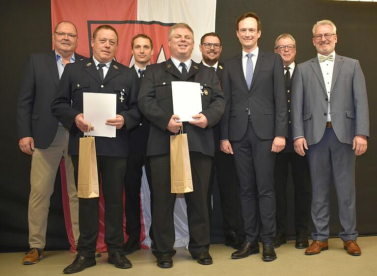 Die Verantwortlichen der freiwilligen Feuerwehr gemeinsam mit dem Landrat (von links): Manfred Barth (zweiter Bürgermeister), Tobias Ruß, Kreisbrandmeister Oliver Lutz, Roland Schenk, Kreisbrandinspektor Alexander Bönig, Landrat Florian Töpper, Kreisbrandrat Holger Strunk und Klaus Schenk (erster Bürgermeister). Die Verantwortlichen der freiwilligen Feuerwehr gemeinsam mit dem Landrat (von links): Manfred Barth (zweiter Bürgermeister), Tobias Ruß, Kreisbrandmeister Oliver Lutz, Roland Schenk, Kreisbrandinspektor Alexander Bönig, Landrat Florian Töpper, Kreisbrandrat Holger Strunk und Klaus Schenk (erster Bürgermeister).