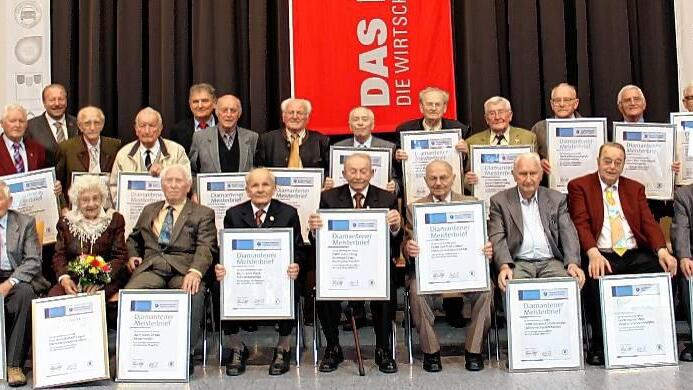 Diamantene Meisterbriefe verliehen: Bei der Altmeisterfeier am Sonntagnachmittag in der Stadthalle in Lauda gab es diese besondere Auszeichnung gleich 41-mal; hier die Geehrten mit Geschäftsführerin Angelika Gold (Zweite von rechts) von der Kreishandwerkerschaft. Diamantene Meisterbriefe verliehen: Bei der Altmeisterfeier am Sonntagnachmittag in der Stadthalle in Lauda gab es diese besondere Auszeichnung gleich 41-mal; hier die Geehrten mit Geschäftsführerin Angelika Gold (Zweite von rechts) von der Kreishandwerkerschaft.