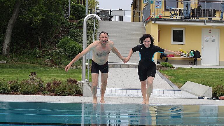 Im letzten Jahr sprangen Abtswinds Bürgermeister Jürgen Schulz und seine Frau Martina schwungvoll ins Becken. 2020 könnten die beiden landkreisweit die ersten Freibadschwimmer sein.