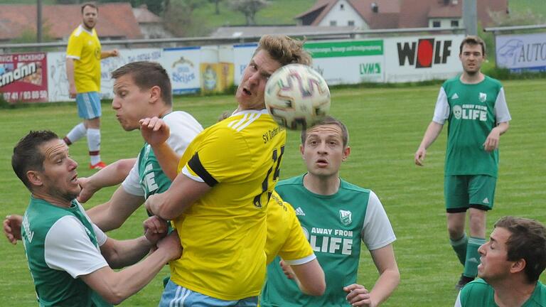 Umringt von der halben Mannschaft des FC Untererthal II  , kommt Christoph Hähnlein, seines Zeichens Spielertrainer des SV Detter-Weißenbach, zum Kopfball. Foto: ssp       -  Umringt von der halben Mannschaft des FC Untererthal II  , kommt Christoph Hähnlein, seines Zeichens Spielertrainer des SV Detter-Weißenbach, zum Kopfball. Foto: ssp