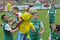Umringt von der halben Mannschaft des FC Untererthal II  , kommt Christoph Hähnlein, seines Zeichens Spielertrainer des SV Detter-Weißenbach, zum Kopfball. Foto: ssp       -  Umringt von der halben Mannschaft des FC Untererthal II  , kommt Christoph Hähnlein, seines Zeichens Spielertrainer des SV Detter-Weißenbach, zum Kopfball. Foto: ssp