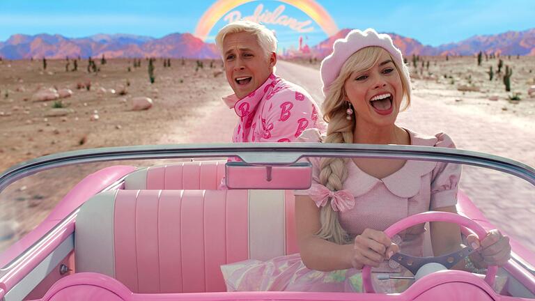 Raus aus der Pink-Plastik-Party-Dauerschleife: Ryan Gosling als Ken und Margot Robbie als Barbie in einer Szene der Films 'Barbie'.