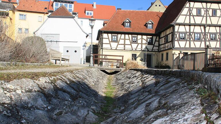 Im Bachbett in der Bleichstraße in Gerolzhofen fließt seit Jahren kein Wasser mehr. Die Fugen sind porös. Das Wasser würde dort versickern.