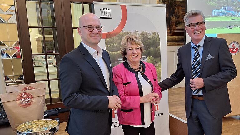 Jubiläumsturnier beim GC Bad Kissingen       -  Unser Bild zeigt (von links) Bad Kissingens Oberbürgermeister  Dirk Vogel, die stellvertretende Landrätin Frau Brigitte Meyerdierks sowie  Horst Drieschner, Präsident des GC Bad Kissingen.