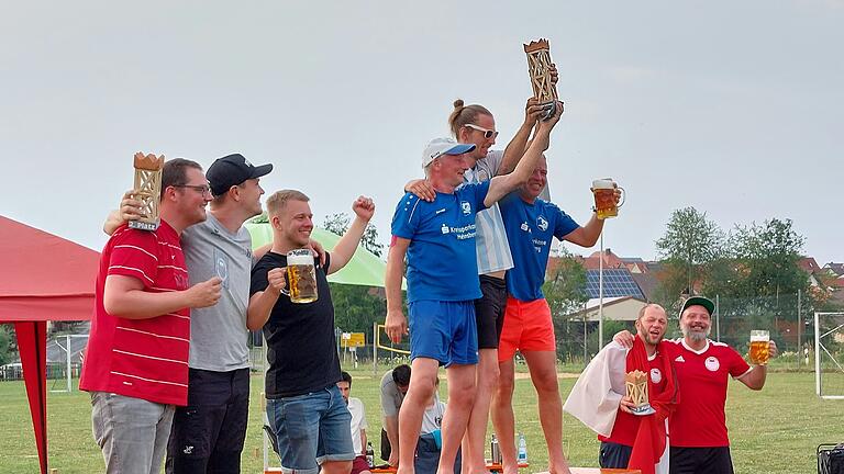 Siegerehrung beim 9. Frankenkubb in Großeibstadt. Der Sieg ging an den BSV Kubb Erkelenz, die Gastgeber vom 1. WC Dunnerkeil erreichten einen respektablen 3. Platz.