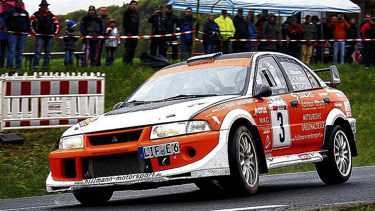 Da sind Motosport-Fans begeistert: Vor mehreren hundert Schaulustigen brachte der Ebensfelder Ralf Hillmann den Mitsubishi Lancer Evo beim Hammelburger Rallyesprint auf Gesamtrang zwei über die Ziellinie. Erstmals mit an Bord war diesmal Frederick Wiltfang.