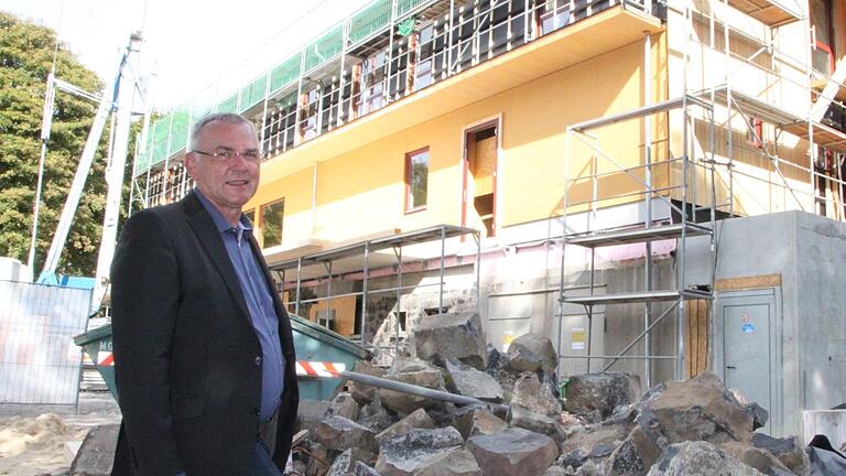 Vor dem neuen Berghaus: Wolfgang Reith aus der Hochbauabteilung des Landratsamts Bad Kissingen besucht die Baustelle. Foto: Ulrike Müller - Vor dem neuen Berghaus: Wolfgang Reith aus der Hochbauabteilung des Landratsamts Bad Kissingen besucht die Baustelle. Foto: Ulrike Müller Vor dem neuen Berghaus: Wolfgang Reith aus der Hochbauabteilung des Landratsamts Bad Kissingen besucht die Baustelle. Foto: Ulrike Müller - Vor dem neuen Berghaus: Wolfgang Reith aus der Hochbauabteilung des Landratsamts Bad Kissingen besucht die Baustelle. Foto: Ulrike Müller