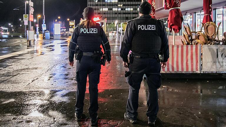 Leere Straßen an Heiligabend. Würzburg im Lockdown nach der Ausgangssperre um 21 Uhr. Unser Bild entstand bei einer Kontrolle der Bundespolizei am Hauptbahnhof. Leere Straßen an Heiligabend. Würzburg im Lockdown nach der Ausgangssperre um 21 Uhr. Unser Bild entstand bei einer Kontrolle der Bundespolizei am Hauptbahnhof.