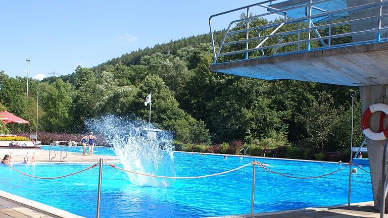 Der Sprungturm mit dem angrenzenden 50 Meter langen Sportbecken im Freibad Burgsinn. Der Sprungturm mit dem angrenzenden 50 Meter langen Sportbecken im Freibad Burgsinn.