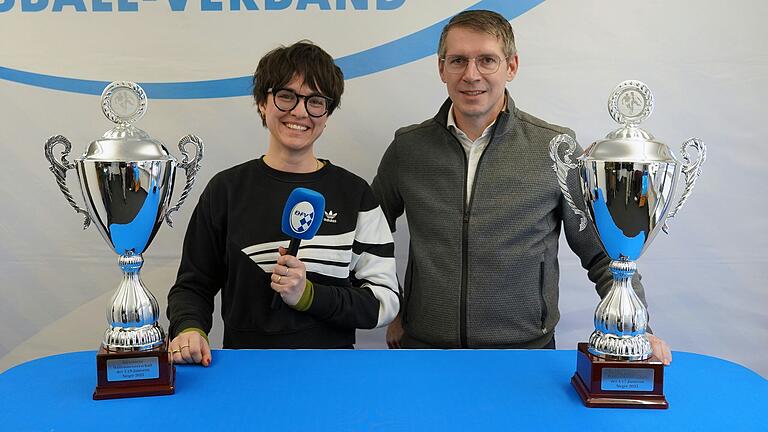 Moderatorin Theresa Leinfelder (links) und BFV-Vizepräsident Jürgen Pfau haben am Dienstag die Auslosung für die bayerischen Hallenmeisterschaften der U19-Junioren vorgenommen. Moderatorin Theresa Leinfelder (links) und BFV-Vizepräsident Jürgen Pfau haben am Dienstag die Auslosung für die bayerischen Hallenmeisterschaften der U19-Junioren vorgenommen.