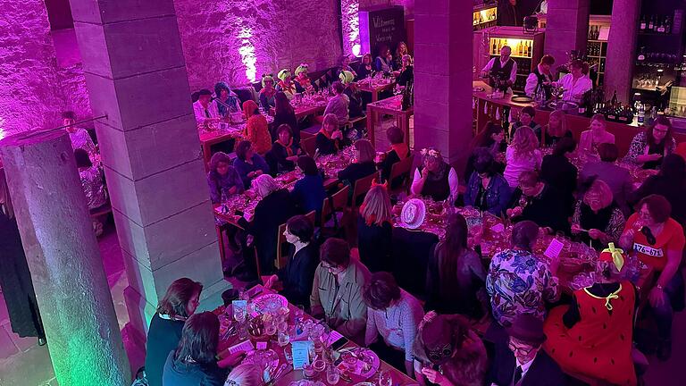 Bis auf den letzten Platz besetzt war die Vinothek bei der Frauenweinprobe 'Women only' im Kloster Bronnbach. Bis auf den letzten Platz besetzt war die Vinothek bei der Frauenweinprobe 'Women only' im Kloster Bronnbach.