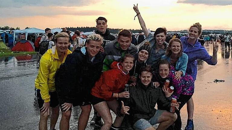 Da freuten sie sich noch auf tolle Musik, kurz darauf flüchteten sie vor dem schweren Gewitter: Die Gruppe aus Stettbach mit Franziska Dotzel und ihren Freunden beim Southside-Festival. Da freuten sie sich noch auf tolle Musik, kurz darauf flüchteten sie vor dem schweren Gewitter: Die Gruppe aus Stettbach mit Franziska Dotzel und ihren Freunden beim Southside-Festival.