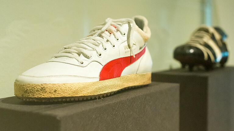 Das ist er, der Schuh mit dem Boris Becker 1985 im Finale auf dem Rasen auf dem Centre Court in Wimbledon stand – und gewann. Das ist er, der Schuh mit dem Boris Becker 1985 im Finale auf dem Rasen auf dem Centre Court in Wimbledon stand – und gewann.