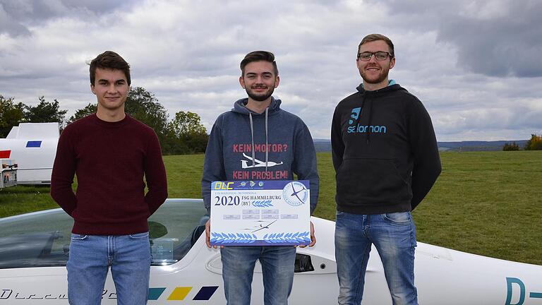 Die Flugsportgruppe Hammelburg freut sich über erfolgreiche Piloten (von links): Schneider, Peter-Richard Wagner und Andreas Heil.  Foto: Bernd Chittka       -  Die Flugsportgruppe Hammelburg freut sich über erfolgreiche Piloten (von links): Schneider, Peter-Richard Wagner und Andreas Heil.  Foto: Bernd Chittka
