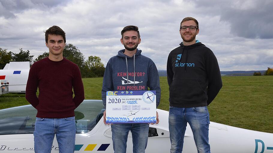 Die Flugsportgruppe Hammelburg freut sich über erfolgreiche Piloten (von links): Schneider, Peter-Richard Wagner und Andreas Heil.  Foto: Bernd Chittka       -  Die Flugsportgruppe Hammelburg freut sich über erfolgreiche Piloten (von links): Schneider, Peter-Richard Wagner und Andreas Heil.  Foto: Bernd Chittka