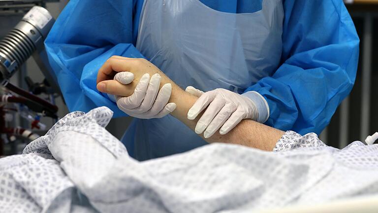 Ein 89-jähriger Patient, der mit dem Coronavirus infiziert war, ist in einer Klinik verstorben (Symbolbild). Er ist das 128. Coronaopfer aus dem Landkreis Haßberge seit Beginn der Pandemie vor zwei Jahren. Ein 89-jähriger Patient, der mit dem Coronavirus infiziert war, ist in einer Klinik verstorben (Symbolbild). Er ist das 128. Coronaopfer aus dem Landkreis Haßberge seit Beginn der Pandemie vor zwei Jahren.