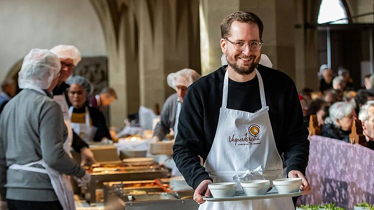 Wie erleben die Ehrenamtlichen ihren Tag bei der Vesperkirche in Schweinfurt: Im Service (im Bild Christoph Sommer) besteht die Hauptaufgabe darin, Bestellungen aufzunehmen und das Essen zum Tisch zu bringen.