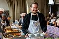 Wie erleben die Ehrenamtlichen ihren Tag bei der Vesperkirche in Schweinfurt: Im Service (im Bild Christoph Sommer) besteht die Hauptaufgabe darin, Bestellungen aufzunehmen und das Essen zum Tisch zu bringen.