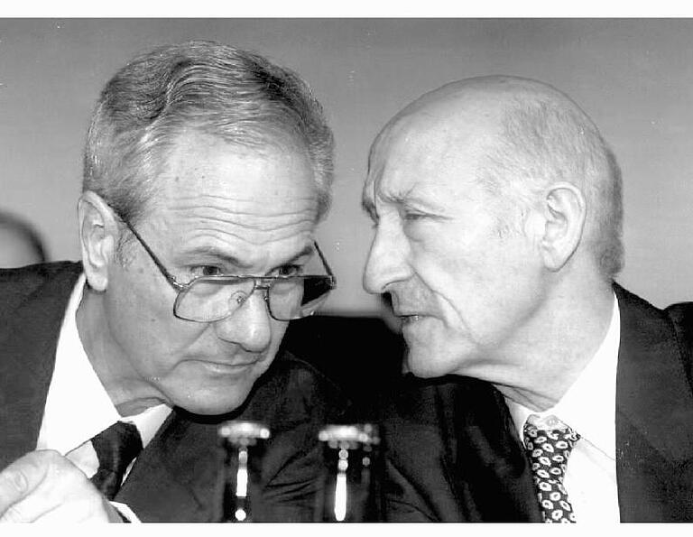 Im Jahr 2006 übergab Werner Dieter (rechts) den Vorstandsvorsitz der Mannesmann AG an Joachim Funk. Im Jahr 2006 übergab Werner Dieter (rechts) den Vorstandsvorsitz der Mannesmann AG an Joachim Funk.