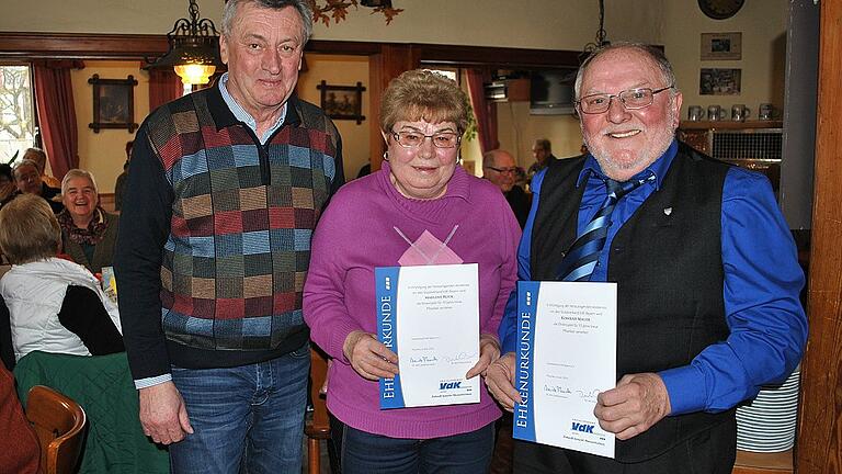 Die Ehrennadel des VdK für ihre Mitarbeit im Vorstand des Ortsverbands Höchheim erhielten Konrad Mauer (rechts) und Marlene Ruck von Kreis- Ehrenvorsitzendem Helmut Luff.