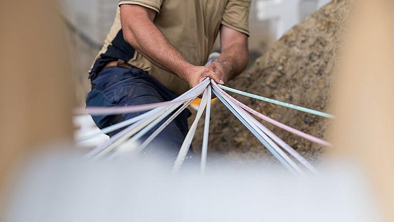 Breitbandausbau auf dem Lande       -  Glasfaserkabel garantieren ein schnelles Internet. Der Breitbandausbau in Unterfranken geht einigen Unternehmen allerdings noch nicht weit genug.