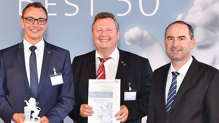 Tobias Kuhn und Dieter Pfister (von links) bei der Preisverleihung durch Wirtschaftsminister Hubert Aiwanger. Tobias Kuhn und Dieter Pfister (von links) bei der Preisverleihung durch Wirtschaftsminister Hubert Aiwanger.