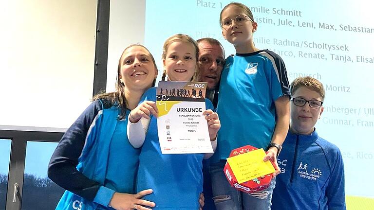 Die Familie Schmitt mit (von links) Mama Christin, Leni, Papa Sebastian, Jule und Max hat die Familienwertung 2023 im Rhön-Grabfeld-Cup gewonnen. Die Familie Schmitt mit (von links) Mama Christin, Leni, Papa Sebastian, Jule und Max hat die Familienwertung 2023 im Rhön-Grabfeld-Cup gewonnen.
