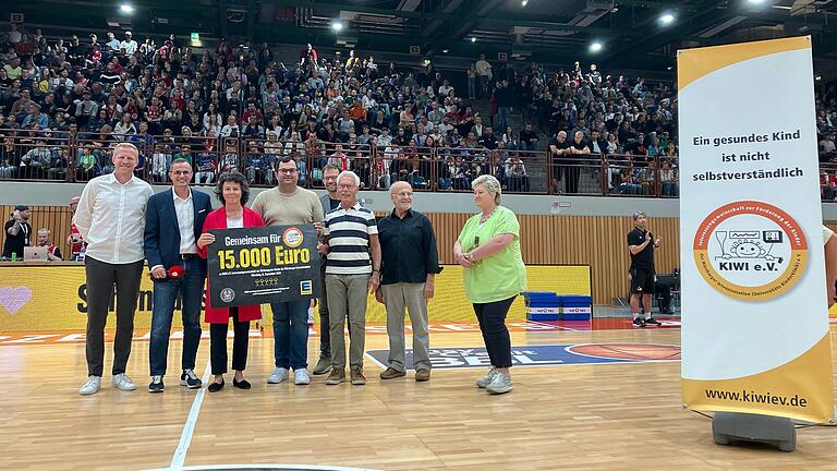 Benefiz-Event in der tectake Arena (von links): Steffen Liebler (Geschäftsführer Würzburg Baskets), Sebastian Kohrmann (EDEKA-Vorstandssprecher), Ina Schmolke (1. Vorsitzende Kiwi e. V.), Steffen Zink (stellv. Vorstand GWF), Prof. Dr. Christoph Härtl (Direktor Universitäts-Kinderklinik) Franz Balzer, Urban Hübner und Monika Wohlfart (Kiwi e. V.)