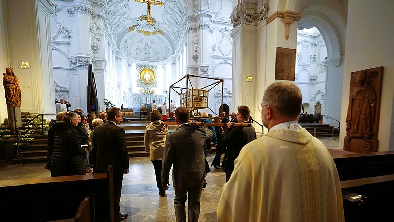 Mitglieder der Irland-Pilgergruppe brachten am Freitag die Reliquien der Frankenapostel in einer Prozession in den Würzburger Dom. Dort wurden sie in den Altar eingesetzt.