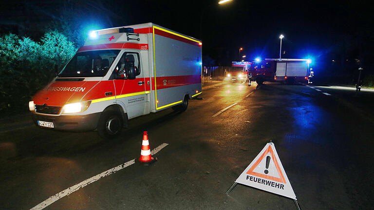 Schwerverletzte bei Attacke in Zug bei Würzburg       -  Rettungsfahrzeuge und ein Feuerwehrfahrzeug stehen am 18.07.2016 in Würzburg (Bayern) an einer Straßenabsperrung. Ein Mann hat in einem Regionalzug Reisende angegriffen und laut Polizei mehrere Menschen lebensgefährlich verletzt. Foto: Karl-Josef Hildenbrand/dpa +++(c) dpa - Bildfunk+++