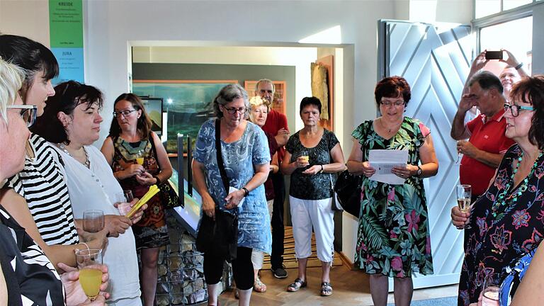 Vernissage in Terra Triassica. Mitte Dr. Martina Edelmann, Veitshöchheim und Bürgermeisterin Patricia Schießer.Werner Vogel       -  Vernissage in Terra Triassica. Mitte Dr. Martina Edelmann, Veitshöchheim und Bürgermeisterin Patricia Schießer.Werner Vogel